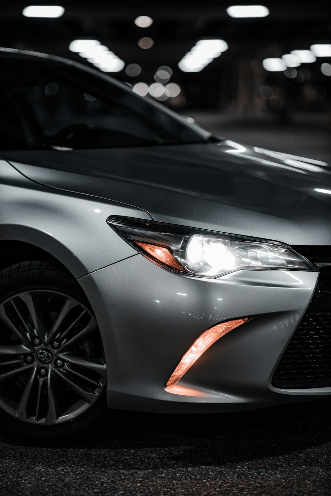 Services silver-car-with-orange-light-3jo757b-nii